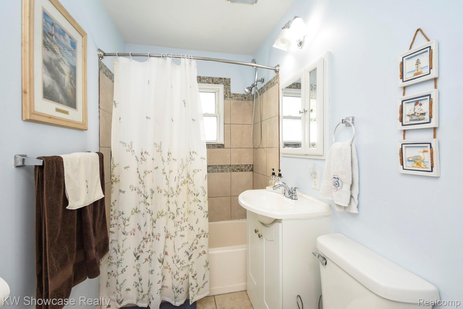 519 Byron Road Howell, MI 48843 - Photo 16 of 38 010-photo-bathroom-8047791.jpg