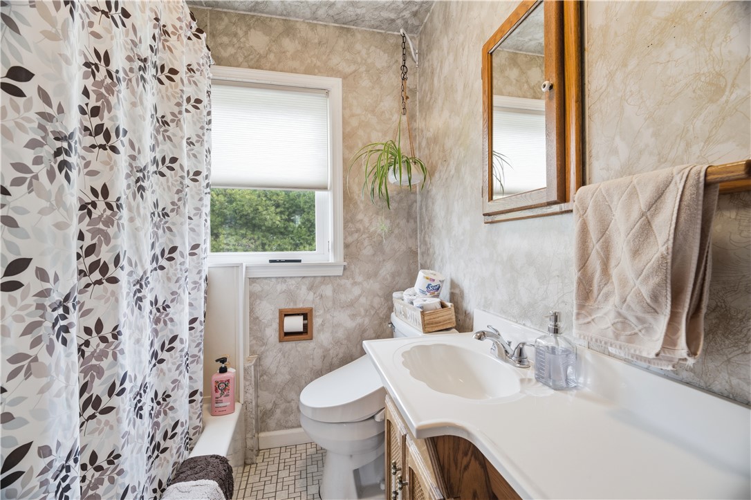 111 Beechcrest Street Warwick, RI 02888 - Photo 14 of 33 First Floor Full