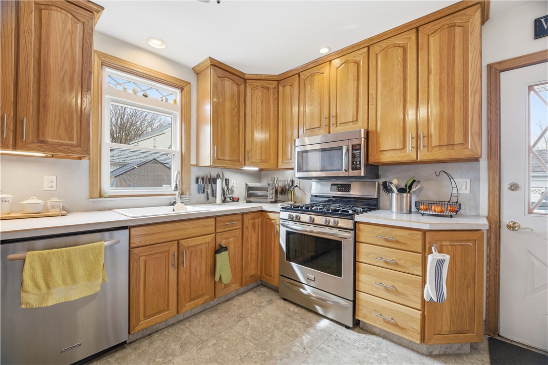 111 Beechcrest Street Warwick, RI 02888 - Photo 8 of 33