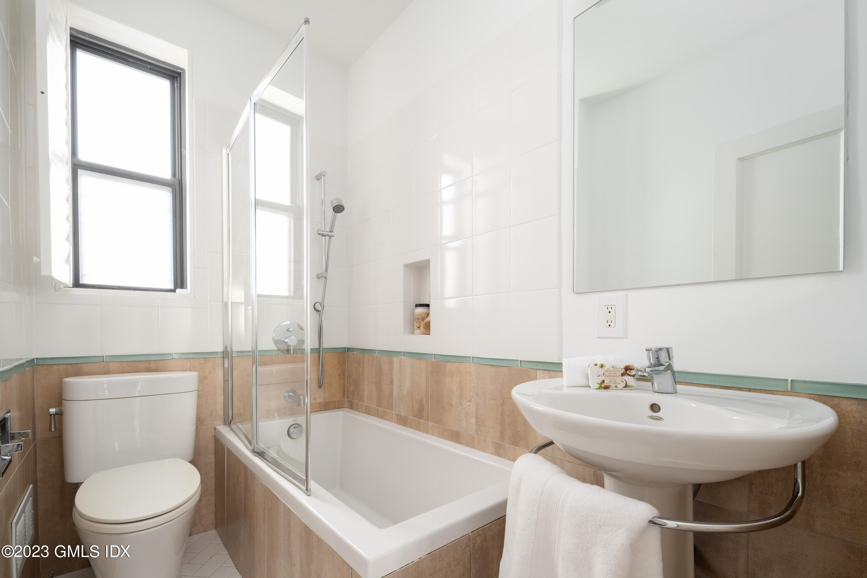 47 Lafayette Place, Unit 5F Greenwich, CT 06830 - Photo 14 of 18 a bathroom with a sink a toilet and a bathtub