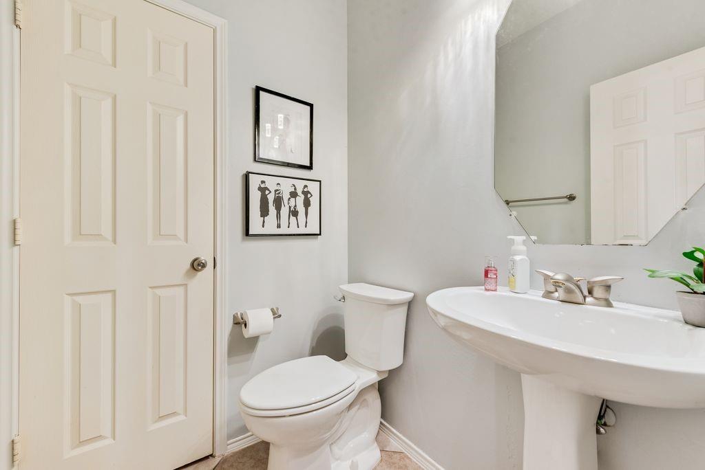 5404 Worley Drive The Colony, TX 75056 - Photo 14 of 30 a bathroom with a toilet sink and mirror