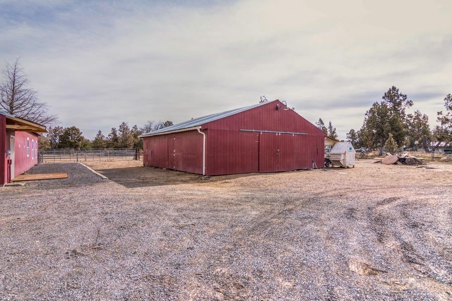 64050 Deschutes Market Road Bend, OR 97701 - Photo 21 of 25 Barn