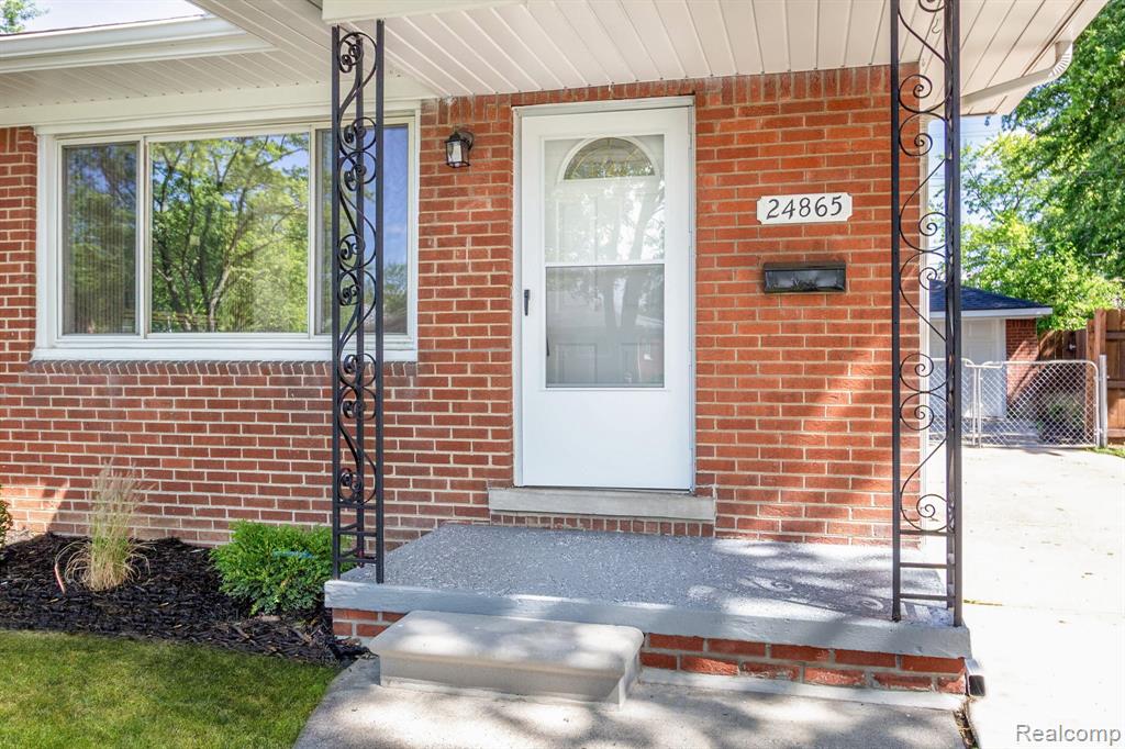 24865 Ridgecroft Avenue Eastpointe, MI 48021 - Photo 3 of 33