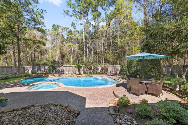 $899,000 | 19 Baylark Place, The Woodlands, TX 77382