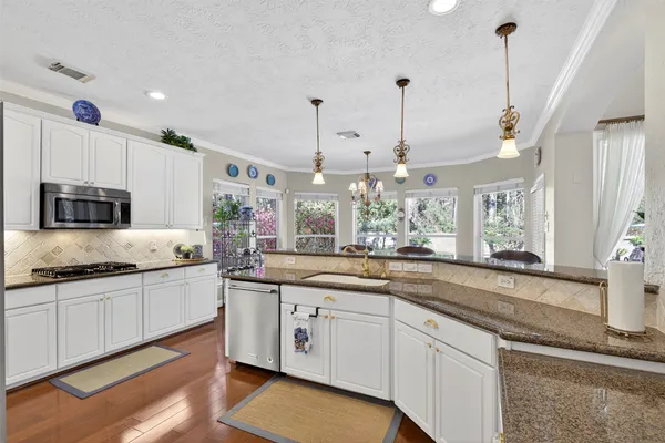 $899,000 | 19 Baylark Place, The Woodlands, TX 77382