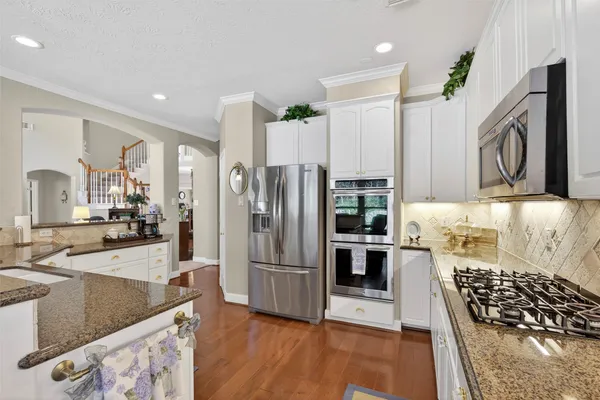 $899,000 | 19 Baylark Place, The Woodlands, TX 77382