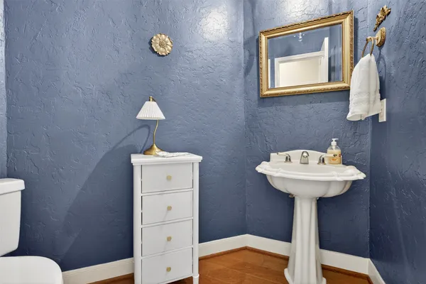 $899,000 | 19 Baylark Place, The Woodlands, TX 77382