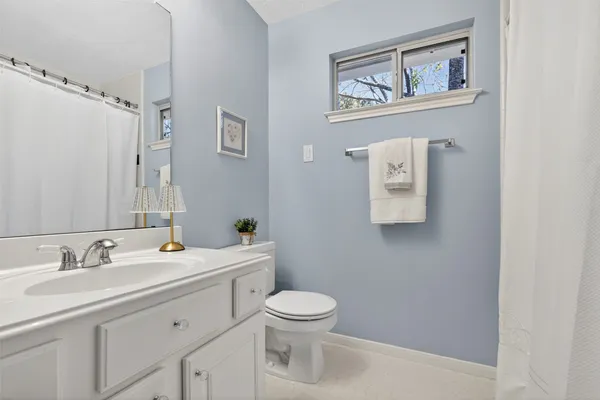 $899,000 | 19 Baylark Place, The Woodlands, TX 77382