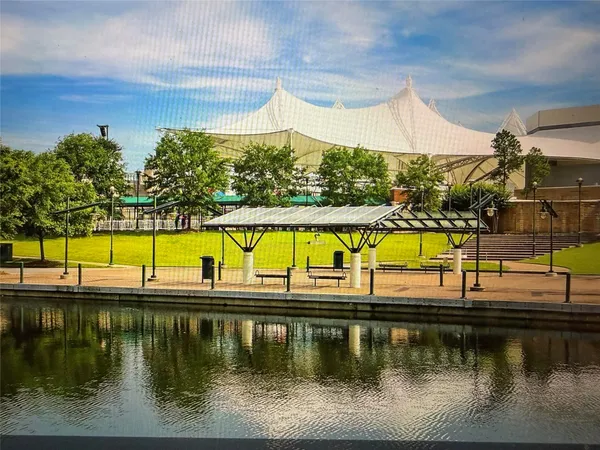 $899,000 | 19 Baylark Place, The Woodlands, TX 77382