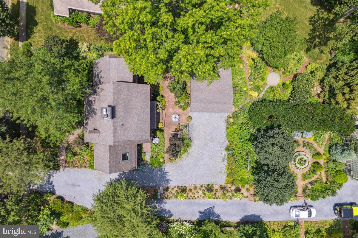 356 Broadview Lane Annapolis, MD 21401 - Photo 44 of 48 an aerial view of a house with a yard and garden