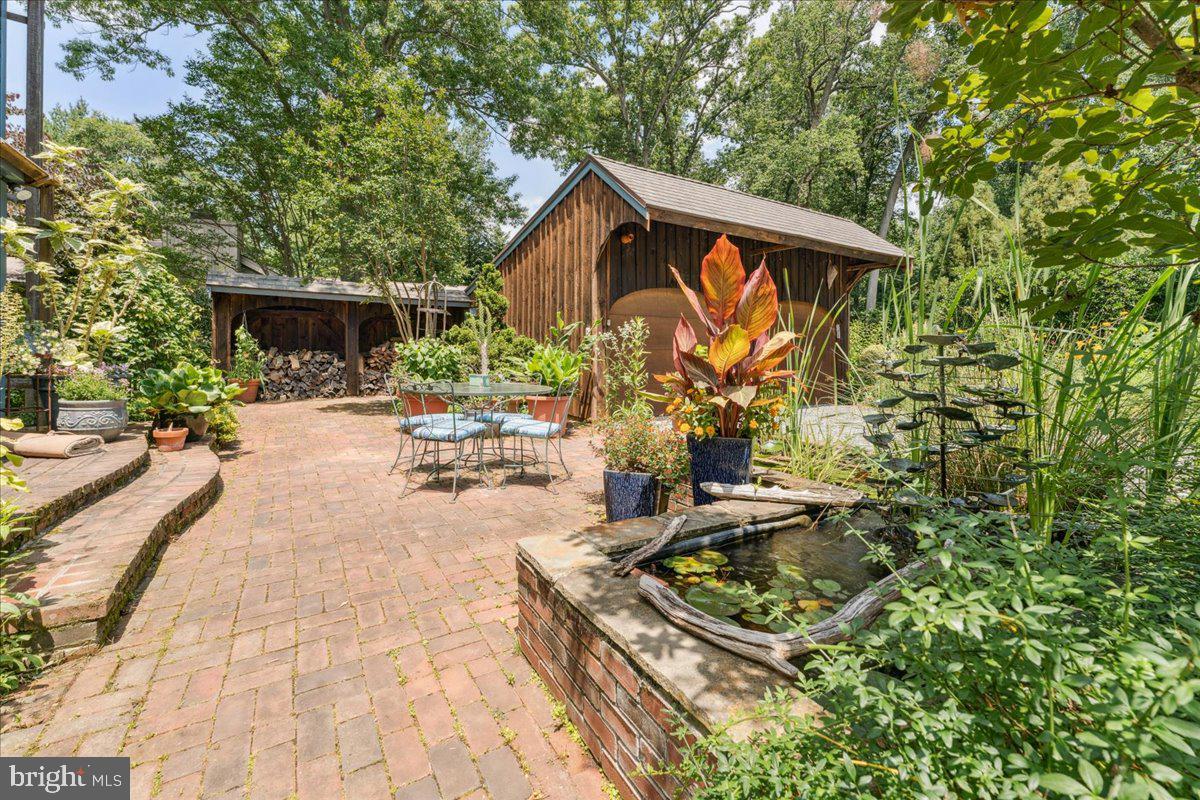 356 Broadview Lane Annapolis, MD 21401 - Photo 7 of 48 a view of a backyard with sitting area