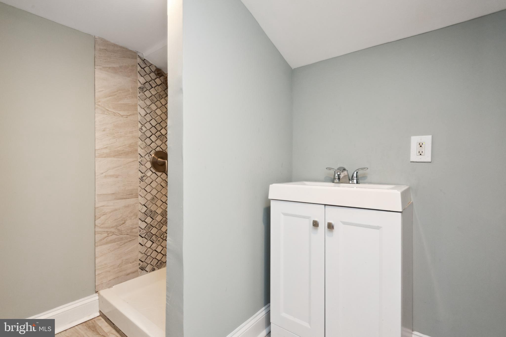 402 North Curley Street Baltimore, MD 21224 - Photo 15 of 22 Full Bathroom 2