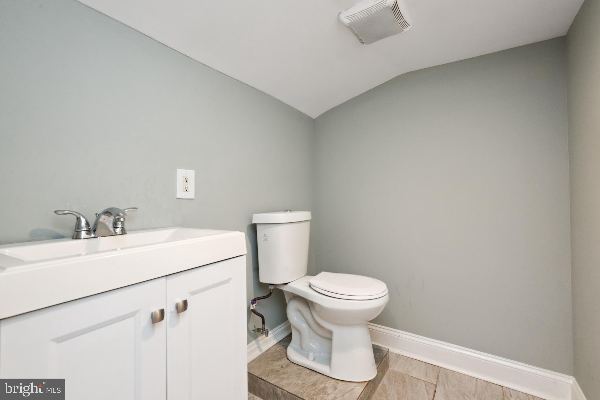 402 North Curley Street Baltimore, MD 21224 - Photo 16 of 22 Full Bathroom 2