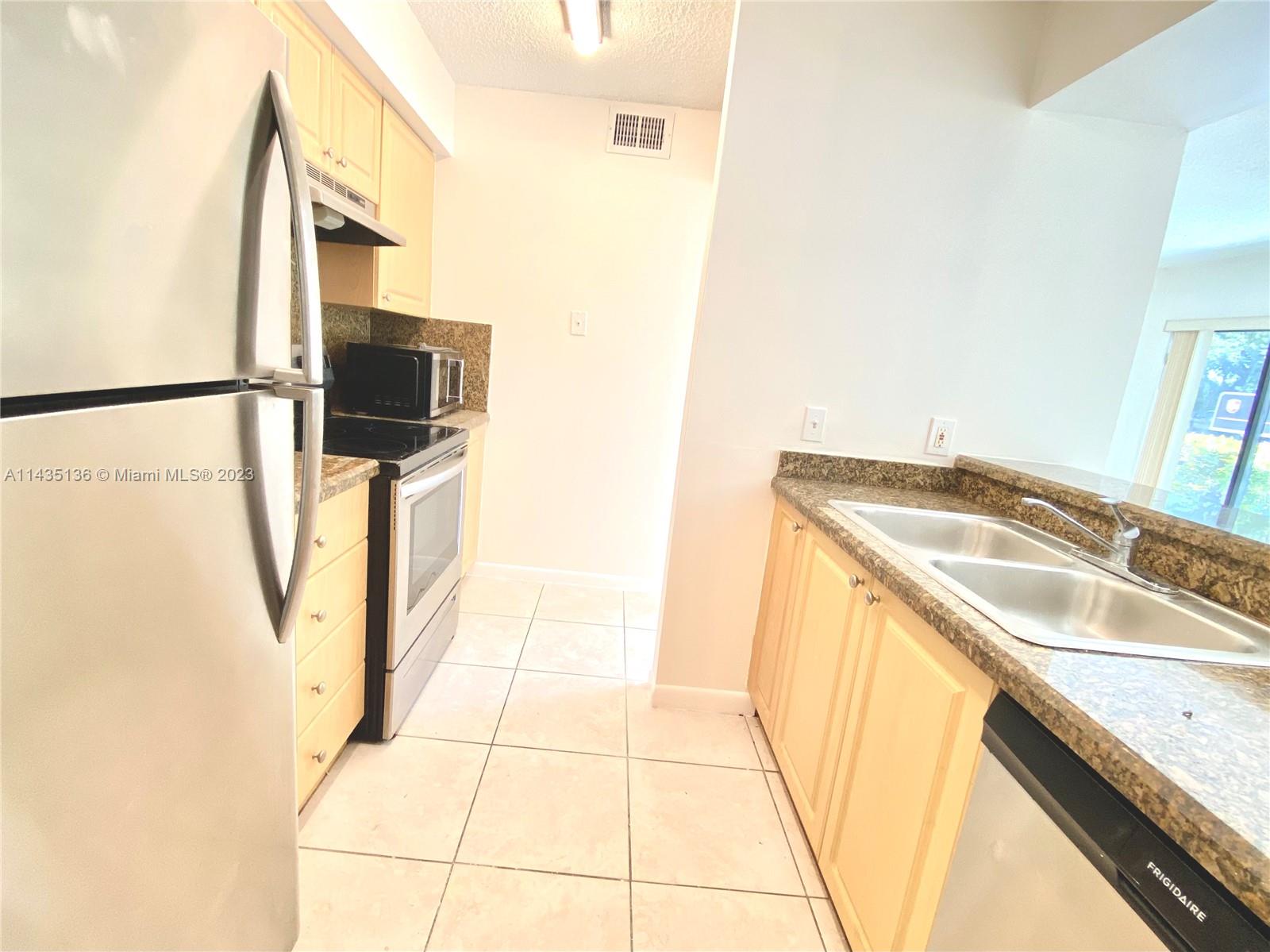 610 South Park Road, Unit 151 Hollywood, FL 33021 - Photo 20 of 34 a bathroom with a sink and a mirror