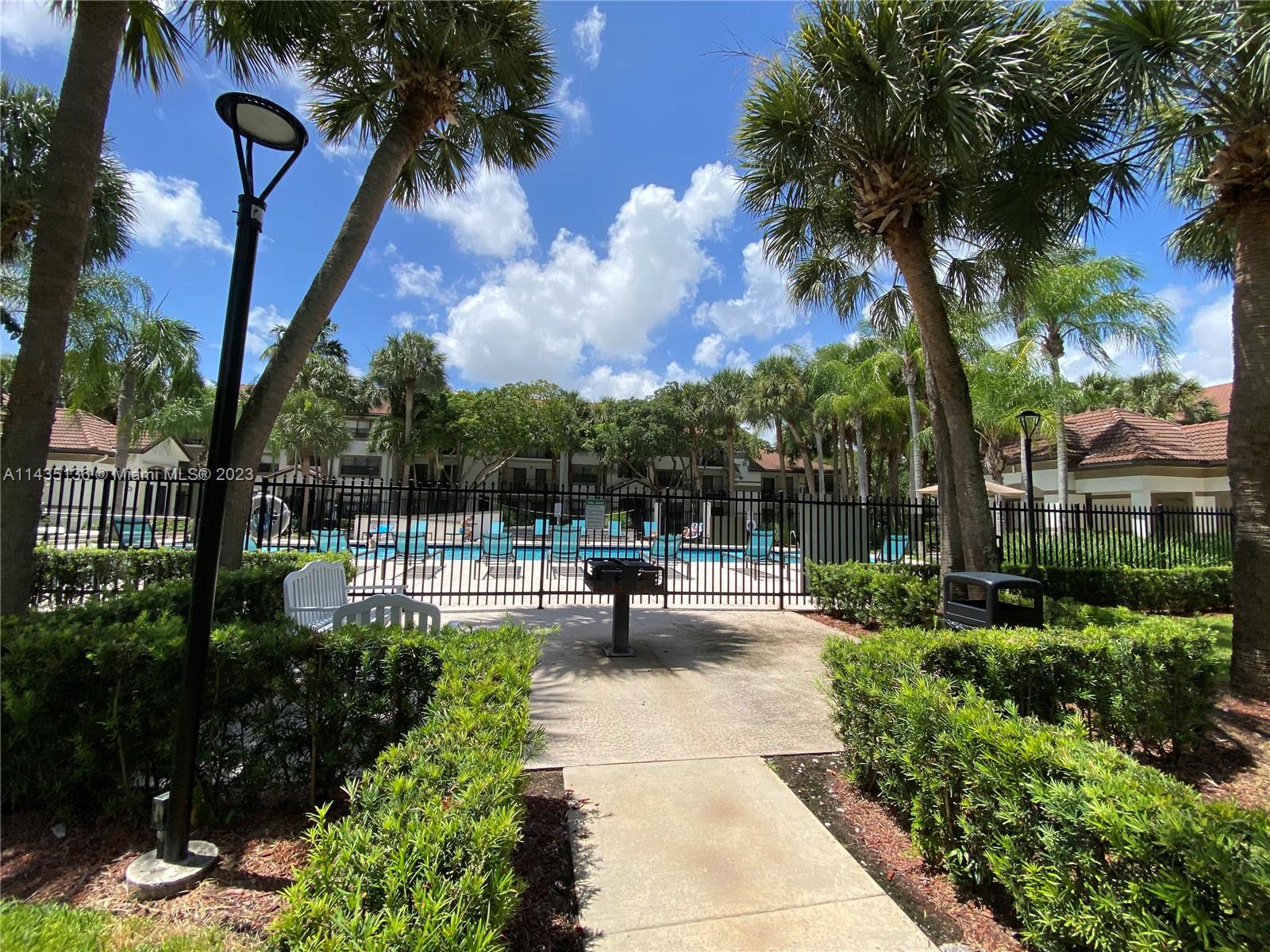 610 South Park Road, Unit 151 Hollywood, FL 33021 - Photo 29 of 34 a view of a garden with sitting area