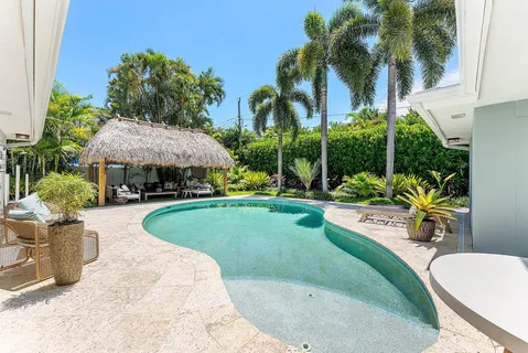 a view of yard with patio
