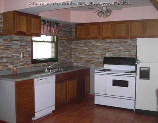 70 Mercer Road London, WV 25126 - Photo 5 of 8 Kitchen.