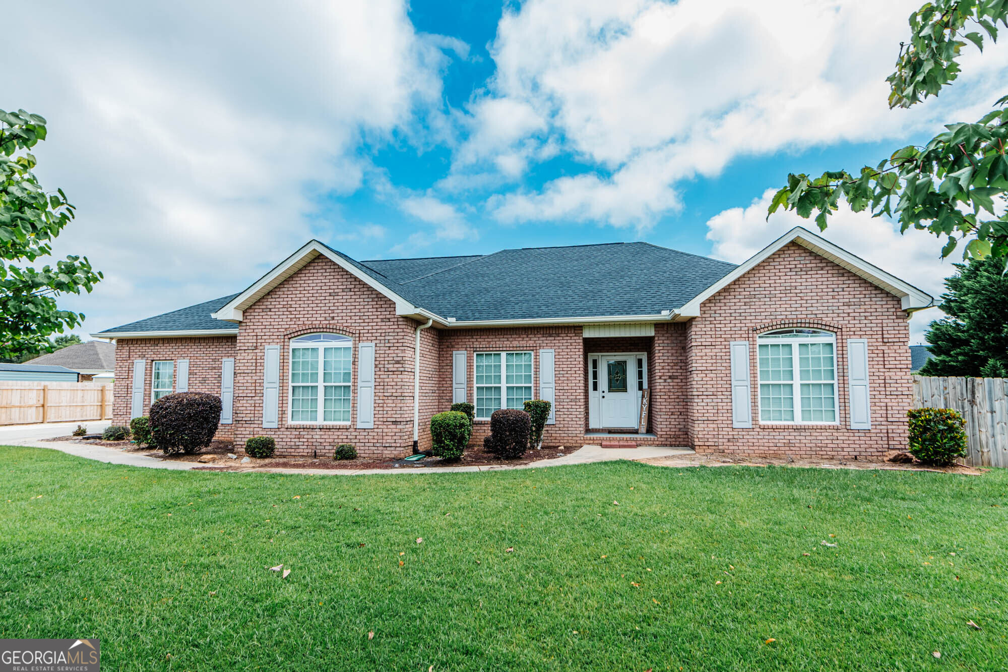a view of a house with backyard and garden