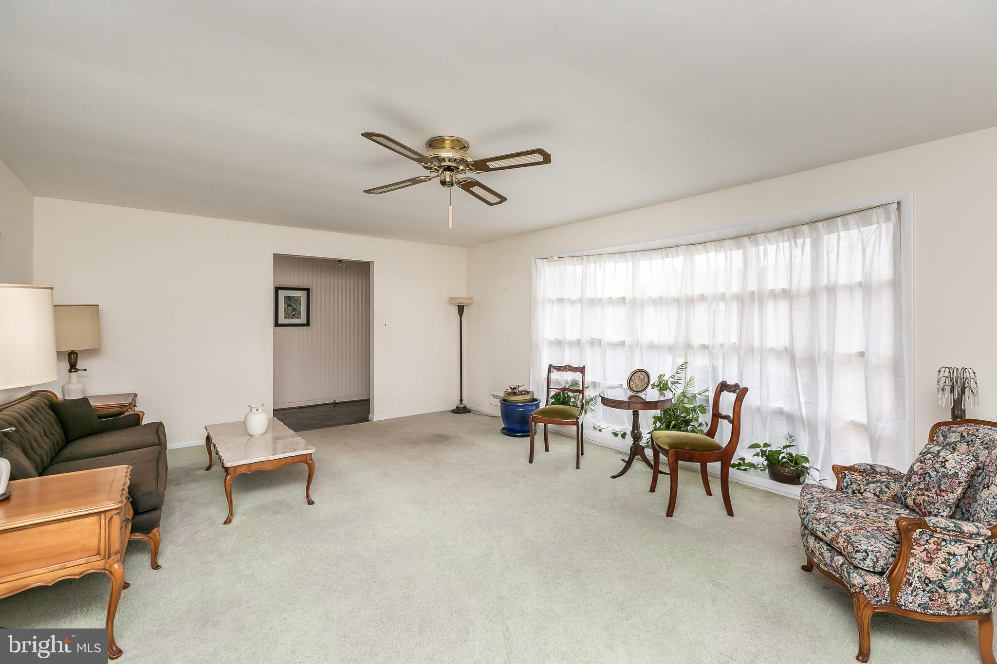 20' x 14' living room w/large SE facing bay window