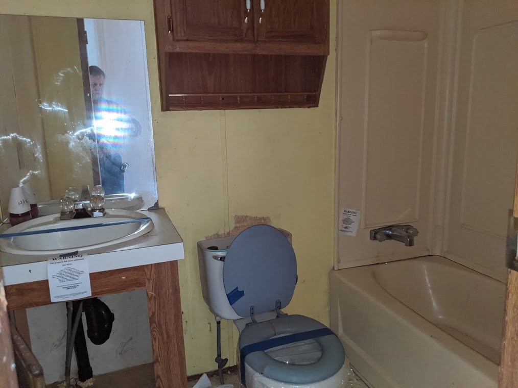 915 Burford Road Lebanon, TN 37087 - Photo 3 of 10 a bathroom with a sink toilet and a bathtub