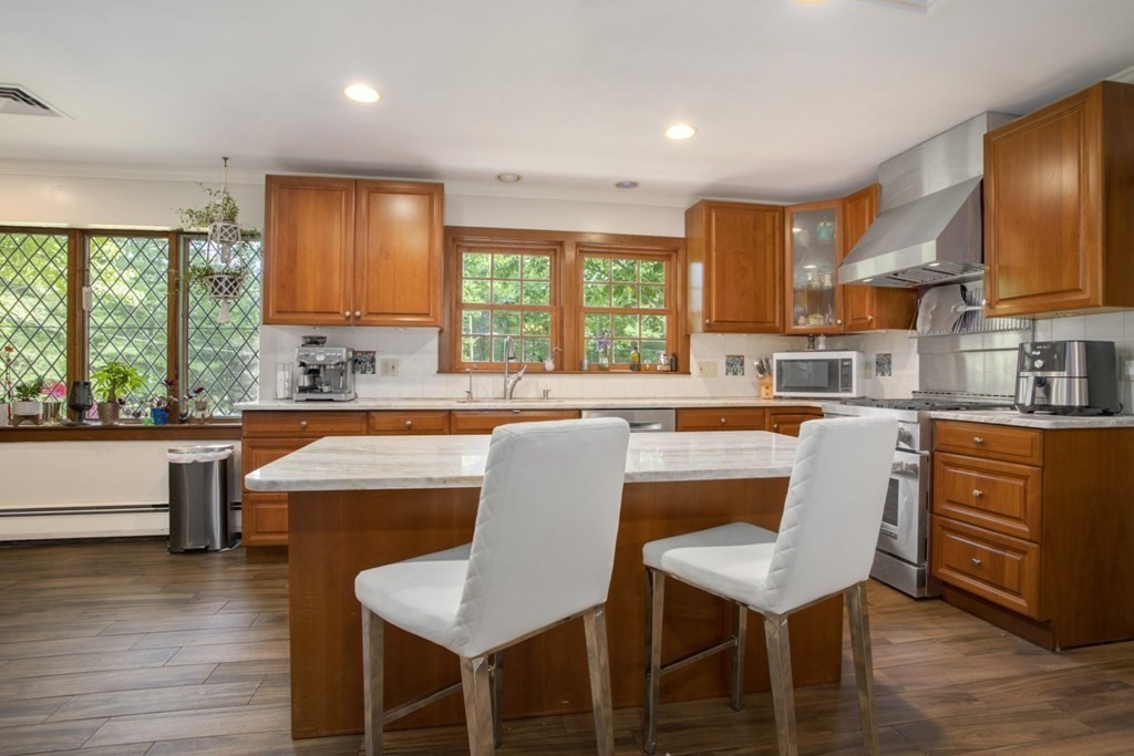 182 Locksley Road Lynnfield, MA 01940 - Photo 2 of 23 Gallery Image 2