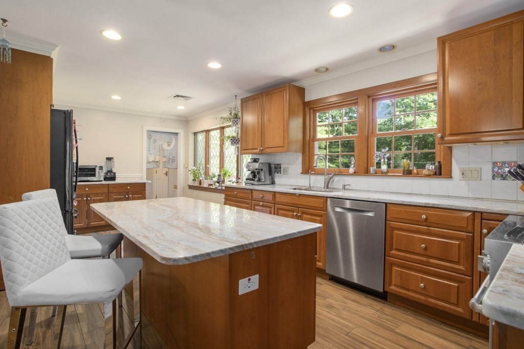 182 Locksley Road Lynnfield, MA 01940 - Photo 3 of 23 Gallery Image 3