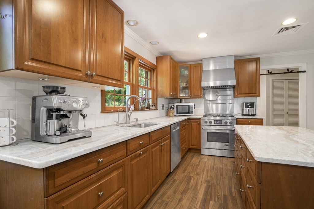 182 Locksley Road Lynnfield, MA 01940 - Photo 4 of 23 Gallery Image 4