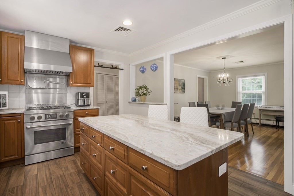 182 Locksley Road Lynnfield, MA 01940 - Photo 5 of 23 Gallery Image 5