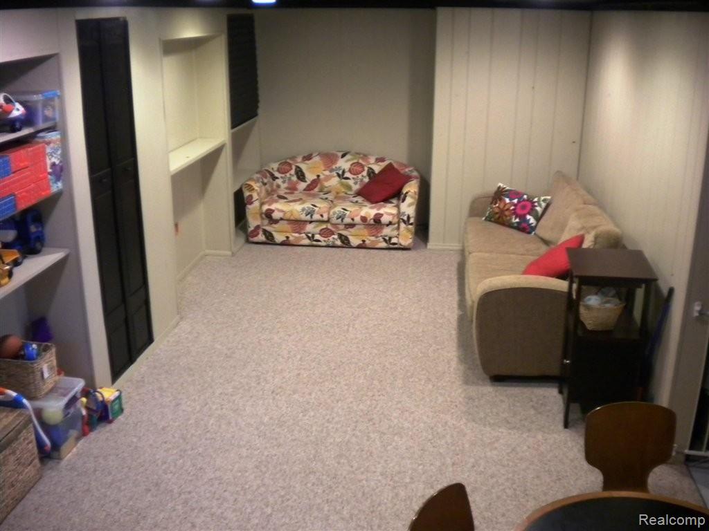 1459 Roslyn Road Grosse Pointe, MI 48236 - Photo 14 of 17 14.JPG