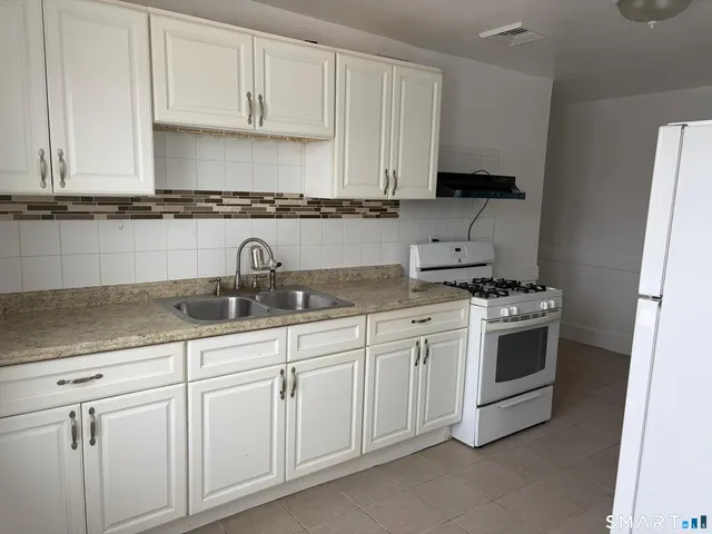 $1,600 | 1821 East Main Street, Waterbury, CT 06705