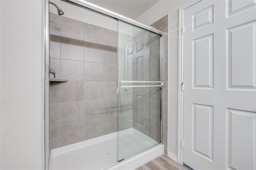 877 Table Rock Street Princeton, TX 75407 - Photo 15 of 25 a bathroom with a bathtub