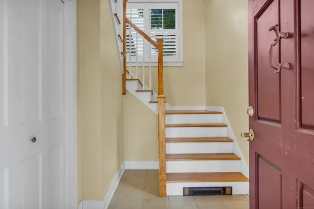 a picture of a book shelf