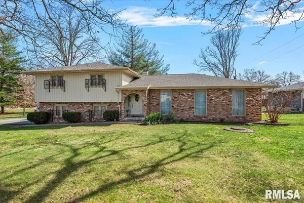 $295,000 | 2 Linda Lane, Taylorville, IL 62568