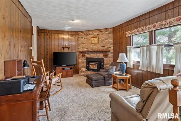 $295,000 | 2 Linda Lane, Taylorville, IL 62568