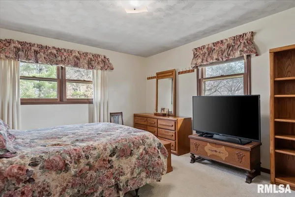 $295,000 | 2 Linda Lane, Taylorville, IL 62568