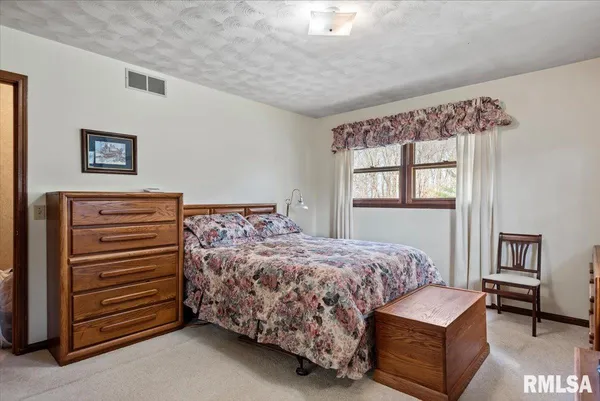 $295,000 | 2 Linda Lane, Taylorville, IL 62568