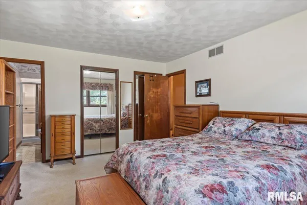 $295,000 | 2 Linda Lane, Taylorville, IL 62568