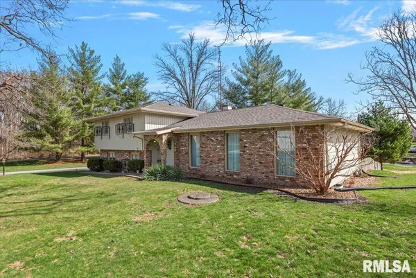 $295,000 | 2 Linda Lane, Taylorville, IL 62568