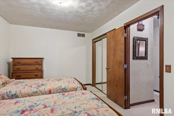 $295,000 | 2 Linda Lane, Taylorville, IL 62568