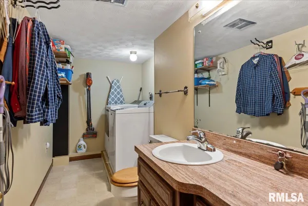$295,000 | 2 Linda Lane, Taylorville, IL 62568