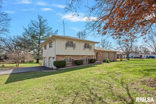 $295,000 | 2 Linda Lane, Taylorville, IL 62568