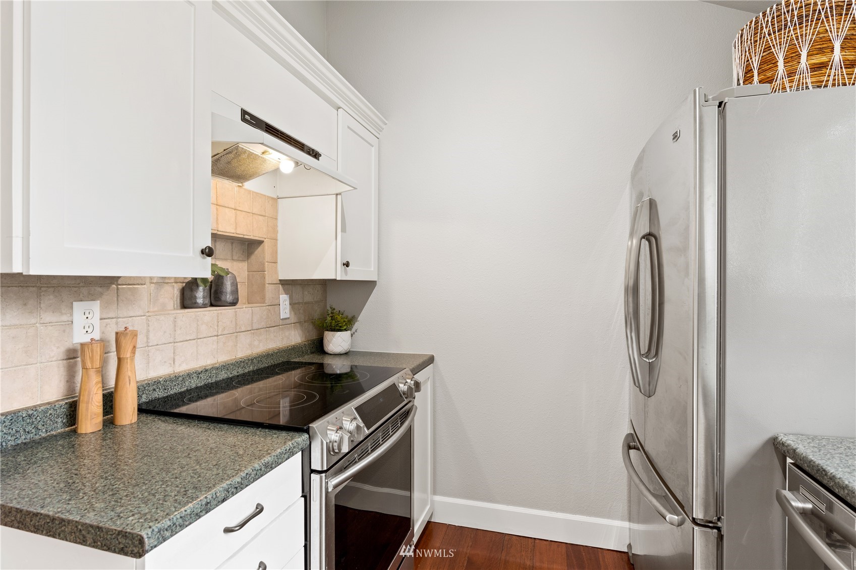 820 Cady Road, Unit C302 Everett, WA 98203 - Photo 6 of 25 a kitchen with stainless steel appliances granite countertop a sink stove and refrigerator