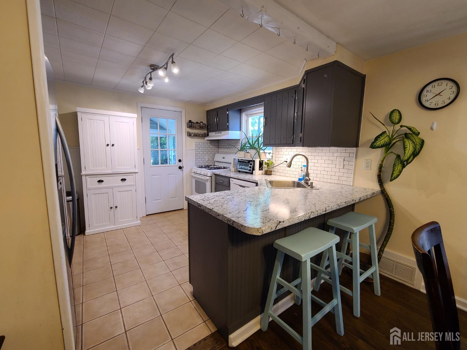 235 Maple Avenue Dunellen, NJ 08812 - Photo 3 of 27