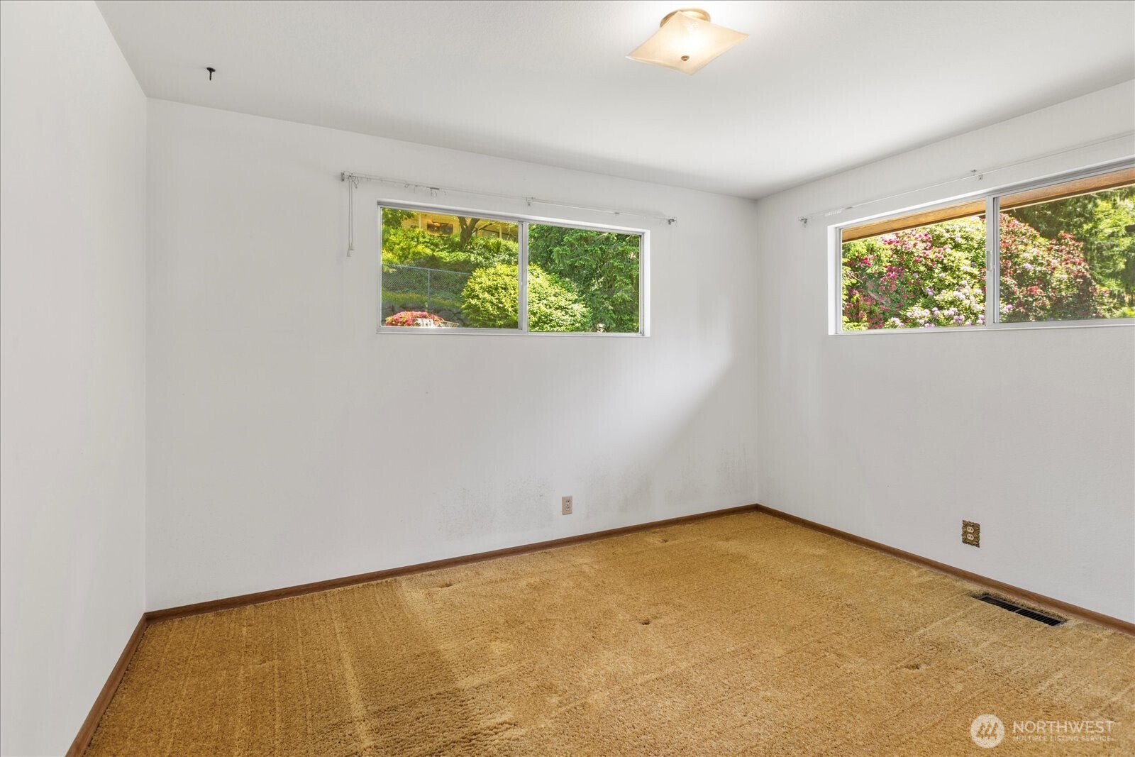 1420 Olympic Avenue Edmonds, WA 98020 - Photo 19 of 40 an empty room with a window