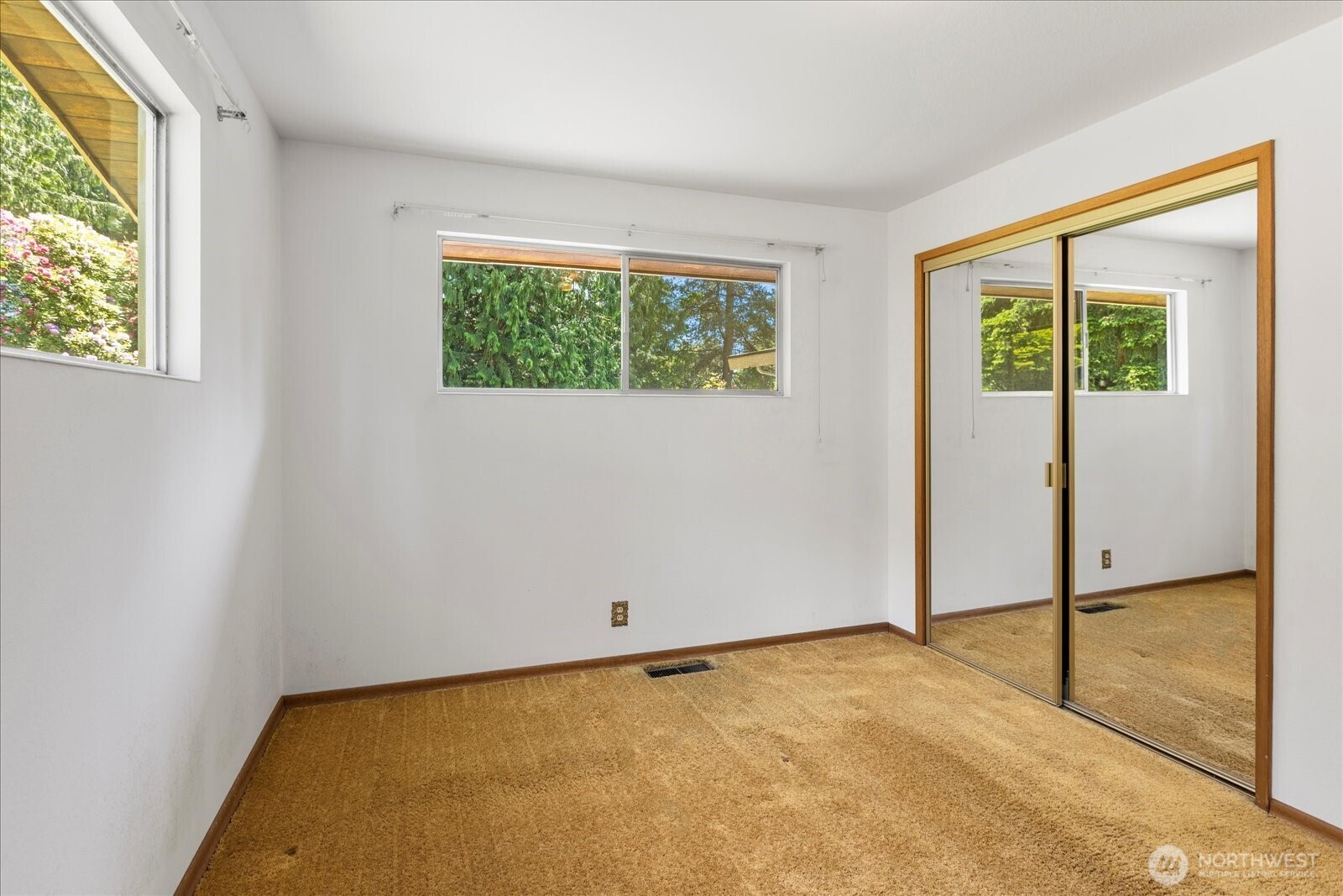 1420 Olympic Avenue Edmonds, WA 98020 - Photo 20 of 40 an empty room with a window