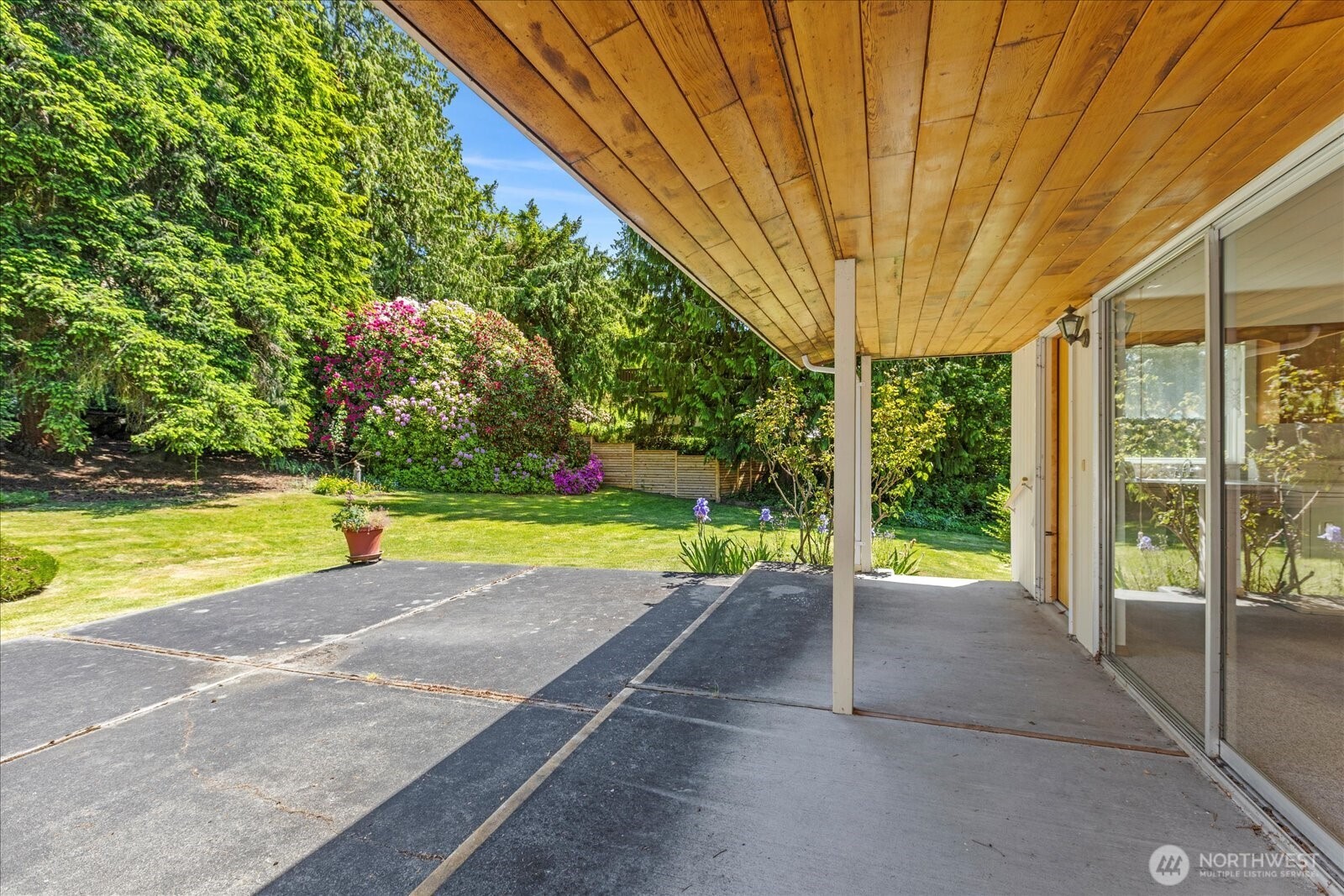 1420 Olympic Avenue Edmonds, WA 98020 - Photo 33 of 40 a view of a swimming pool with a yard