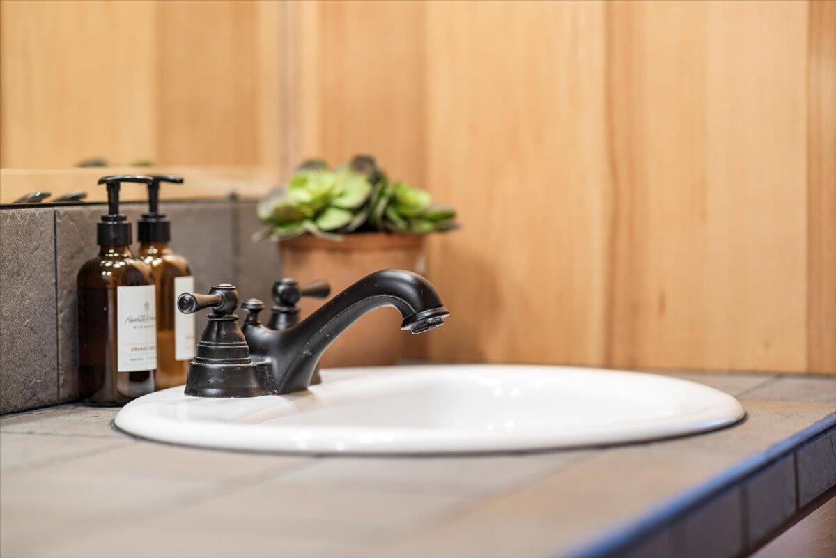 941 Southwest Vantage Point Way Bend, OR 97702 - Photo 46 of 52 43-Guest Bath