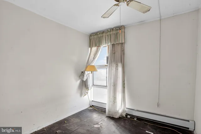 a view of empty room with a ceiling fan