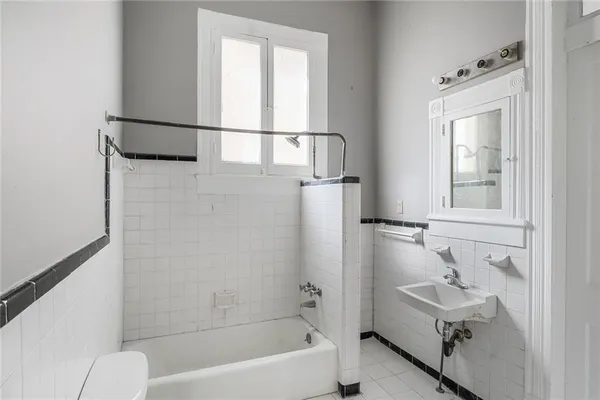 $1,950 | 4909 Carondelet Street, Unit 1/2, New Orleans, LA 70115