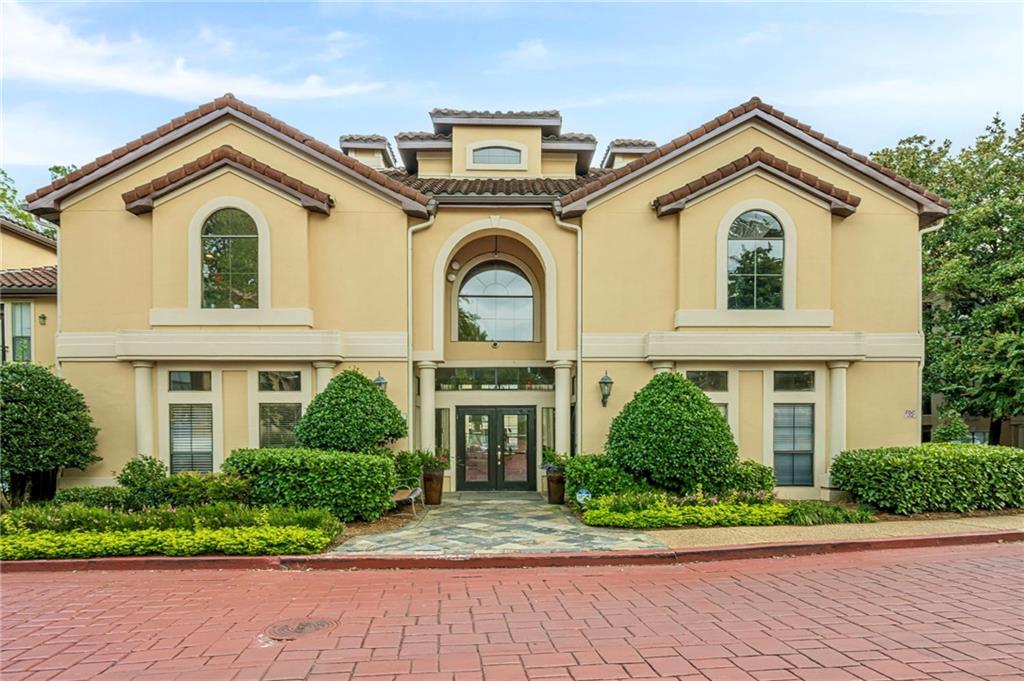 3777 Peachtree Road Northeast, Unit 1632 Brookhaven, GA 30319 - Photo 42 of 43 a front view of a house with a garden